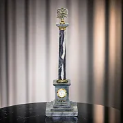 Настольные часы «Стела Город Воинской Славы» из мрамора и бронзы — фотография 1
