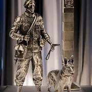 Бронзовая статуэтка «Пограничник», 140×60×35 мм — фотография 1