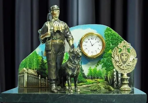 Часы «Застава» с пограничником, собакой и гербом