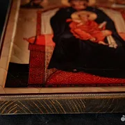 Икона "Богоматерь на престоле" — фотография 5