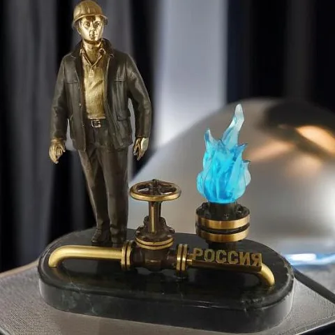 Бронзовый сувенир «Работник российской газовой промышленности» со змеевиком