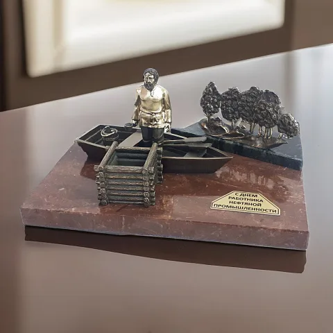 Бронзовый сувенир «Первый нефтяной промысел» на камне