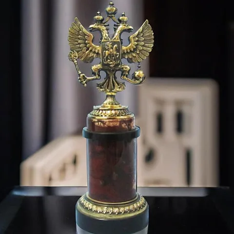Бронзовая композиция «Герб Российский» (колонна с яшмой и долеритом)