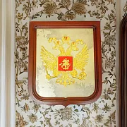 Плакетка «Герб России» из латуни и дерева — фотография 1