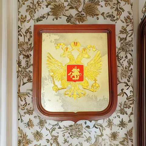 Плакетка «Герб России» из латуни и дерева