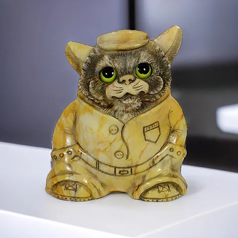 Скульптура «Котик в кепке» из камня