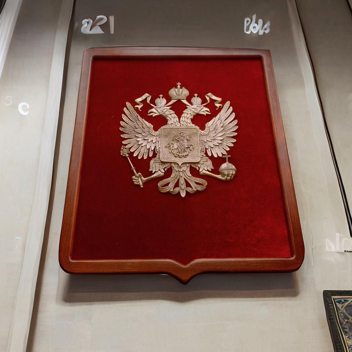 Бронзовое панно настенное "Герб России с геральдической рамкой большое"