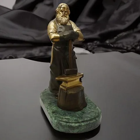 Бронзовая статуэтка «Кузнец» на змеевике