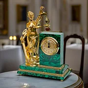 Часы «Фемида» из малахита — фотография 1
