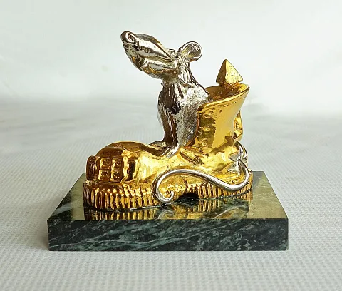 Фигурка из бронзы «Крыса в домике»