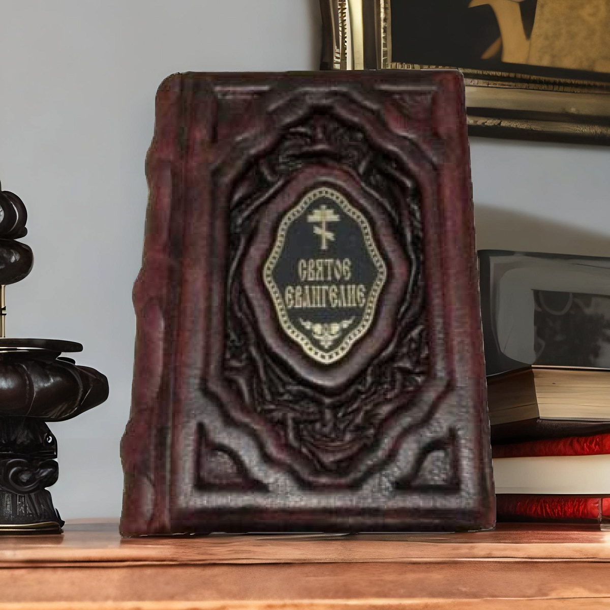 Святое Евангелие — книга в кожаном переплёте