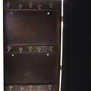 Бронзовая ключница настенная "Розы" — фотография 3