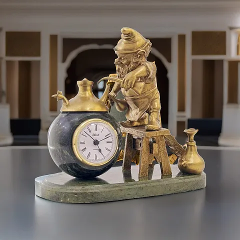 Часы с сидящим гномом на змеевике