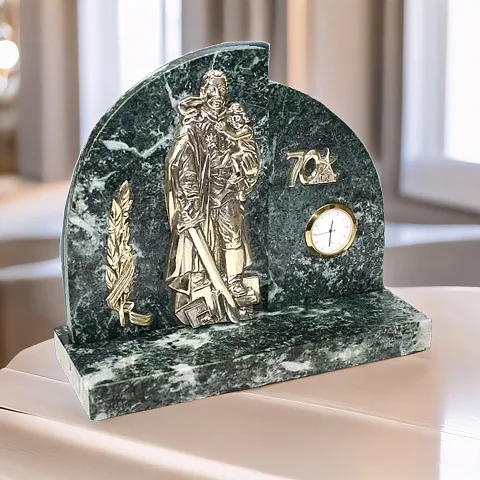 Часы с солдатом и мечом