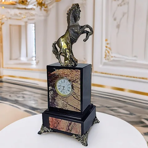 Каминные часы «Конь» из яшмы