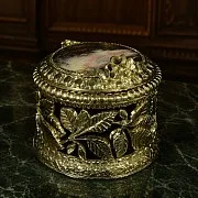 Шкатулка для украшений из яшмы и бронзы — фотография 1