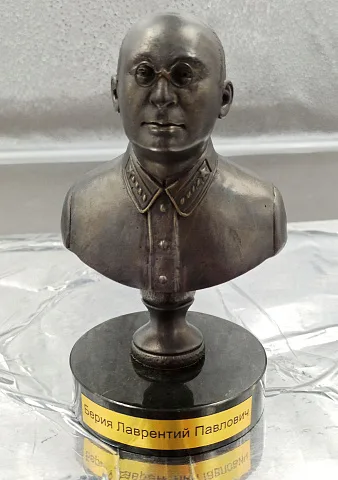 Бюст «Берия Л.П.» со змеевиком, 150 мм