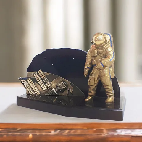 Бронзовая фигурка «В космосе»