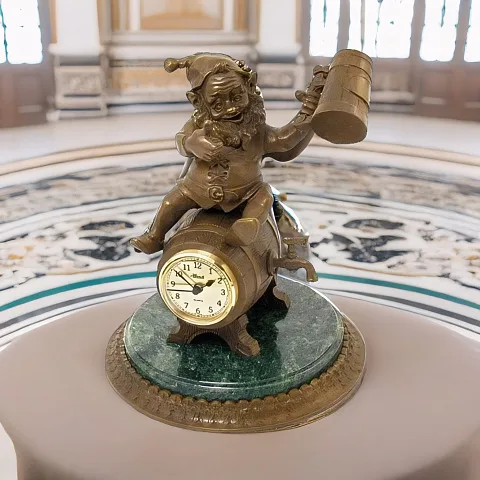Настольные часы с гномом на пивной бочке