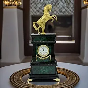 Каминные часы «Конь с попоной» из малахита и долерита — фотография 1