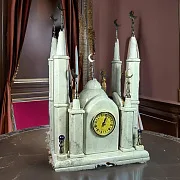 Часы «Мечеть» из мрамора в кожаном чемодане — фотография 1