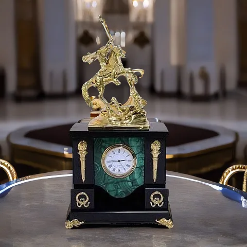 Каминные часы «Георгий Победоносец» из малахита с крыльями
