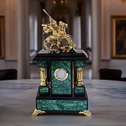 Каминные часы «Георгий Победоносец» на долерите и малахите, 200×95×360 мм — фотография 1