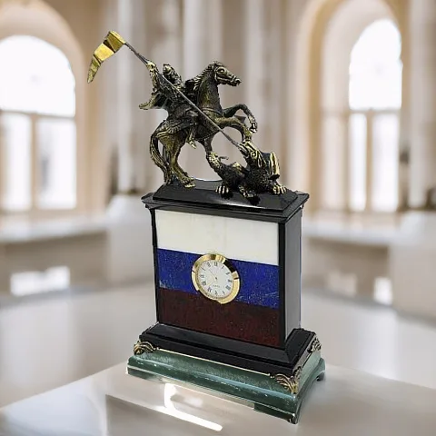 Настольные часы «Георгий Победоносец» с российским флагом